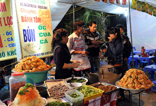 Hanoi abre la cuidad de  vende  la comida tradicional en la calle 